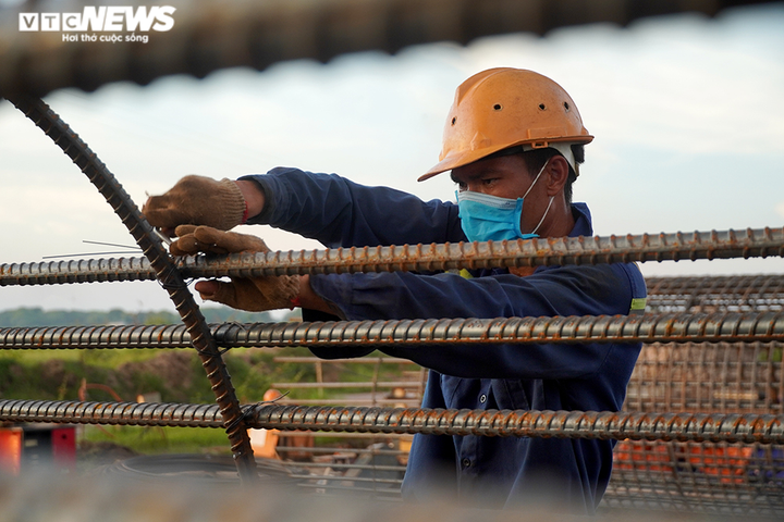 Ảnh: Công trường trọng điểm thực hiện '3 tại chỗ' vừa chống dịch vừa thi công - 3