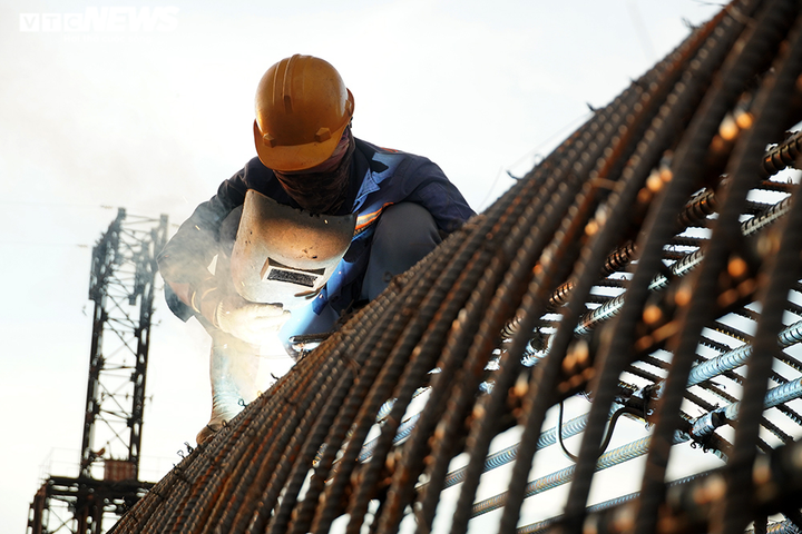 Ảnh: Công trường trọng điểm thực hiện '3 tại chỗ' vừa chống dịch vừa thi công - 4