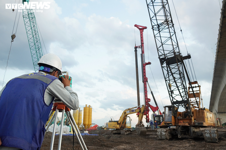 Ảnh: Công trường trọng điểm thực hiện '3 tại chỗ' vừa chống dịch vừa thi công - 5