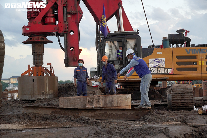 Ảnh: Công trường trọng điểm thực hiện '3 tại chỗ' vừa chống dịch vừa thi công - 6