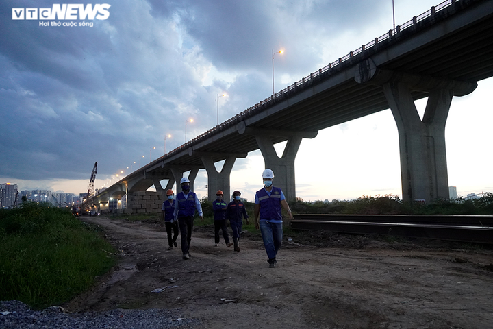 Ảnh: Công trường trọng điểm thực hiện '3 tại chỗ' vừa chống dịch vừa thi công - 7