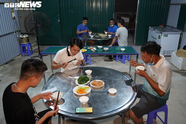 Ảnh: Công trường trọng điểm thực hiện '3 tại chỗ' vừa chống dịch vừa thi công - 8