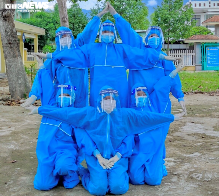 Sinh viên y khoa, bác sĩ về hưu xung phong vào ‘vùng đỏ’ chống dịch - 2