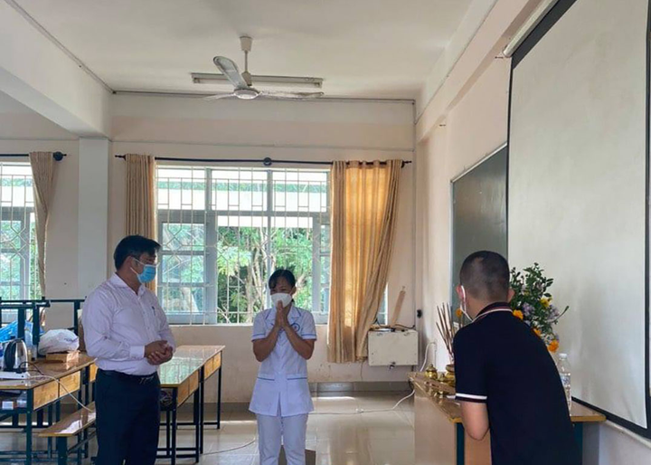 Cha mất, cả 4 anh chị em không thể về chịu tang vì đang làm nhiệm vụ chống dịch - 1