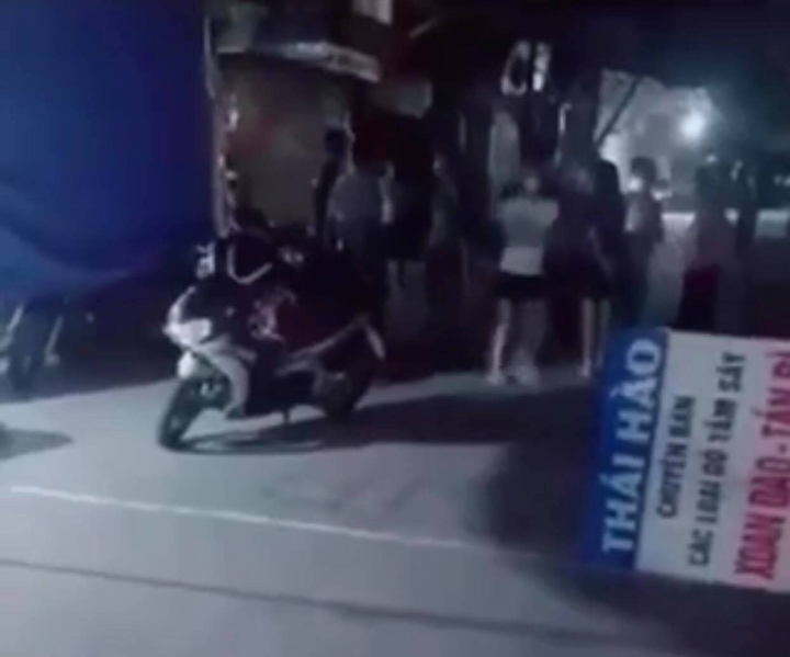 Xử phạt 24 triệu đồng nhóm người tụ tập ăn đêm tại chốt kiểm soát dịch ở Hà Nội - 1