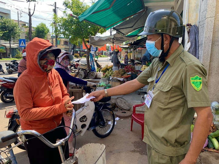 Ảnh: Người dân TP Quảng Ngãi ngày đầu đi chợ bằng 'tem phiếu' - 1