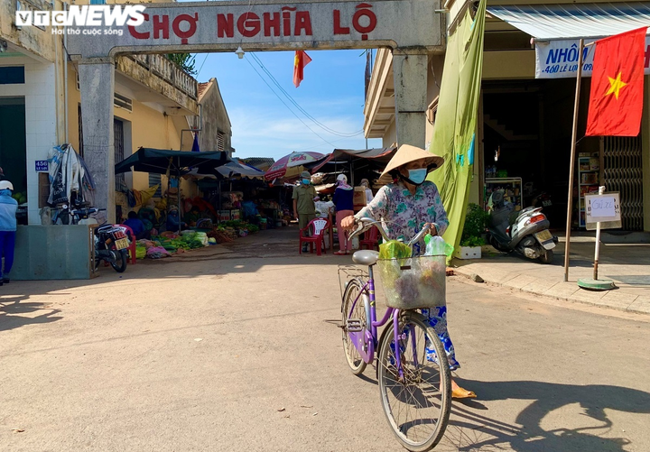 Ảnh: Người dân TP Quảng Ngãi ngày đầu đi chợ bằng 'tem phiếu' - 6