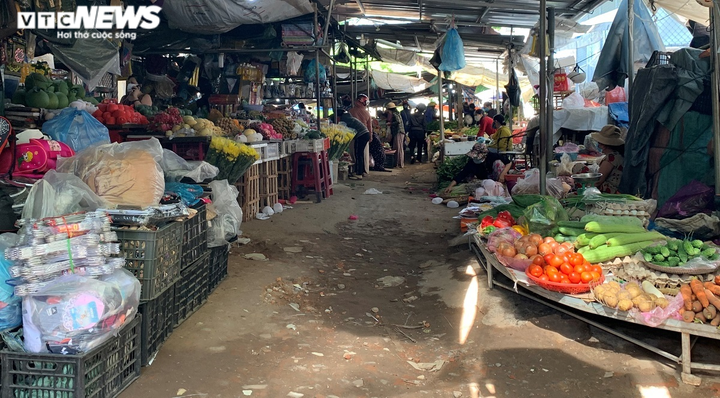 Ảnh: Người dân TP Quảng Ngãi ngày đầu đi chợ bằng 'tem phiếu' - 7