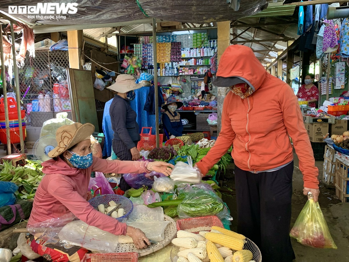 Ảnh: Người dân TP Quảng Ngãi ngày đầu đi chợ bằng 'tem phiếu' - 5