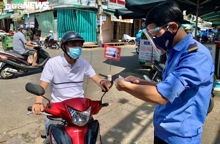 Ảnh: Người dân TP Quảng Ngãi ngày đầu đi chợ bằng 'tem phiếu' - 3