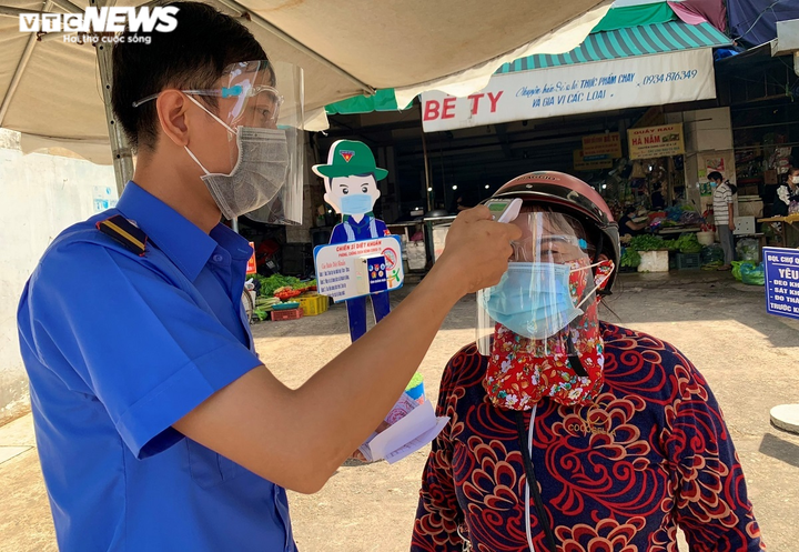 Ảnh: Người dân TP Quảng Ngãi ngày đầu đi chợ bằng 'tem phiếu' - 4