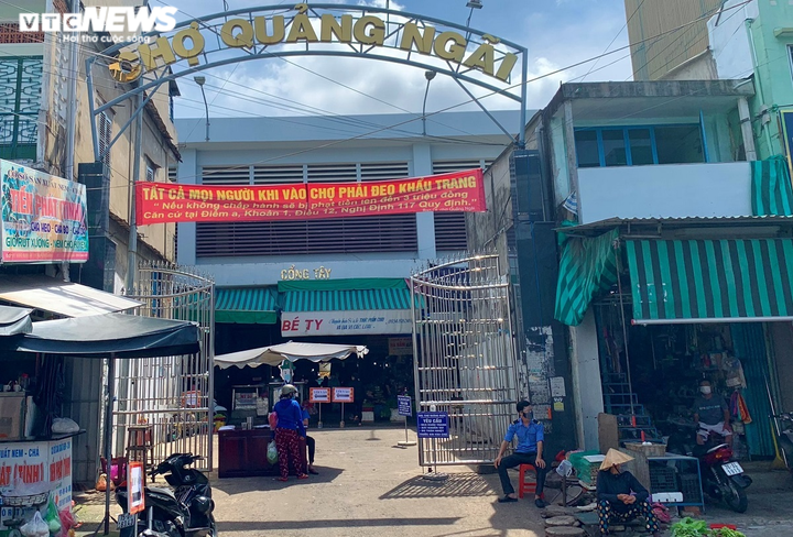 Ảnh: Người dân TP Quảng Ngãi ngày đầu đi chợ bằng 'tem phiếu' - 9