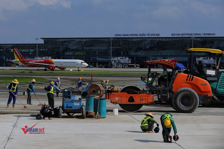 Bộ GTVT cảnh cáo 2 nhà thầu thi công đường băng sân bay Nội Bài - 1