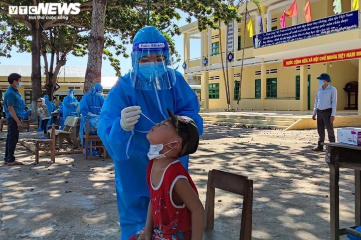 Sinh viên y khoa, bác sĩ về hưu xung phong vào ‘vùng đỏ’ chống dịch - 1