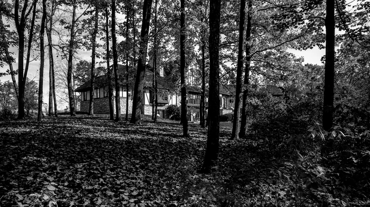 Kẻ tâm thần giết người hàng loạt giấu hơn 5.000 mảnh xương người sau nhà - 4