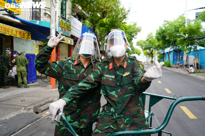 Ảnh: Bộ đội đẩy xe thồ đến từng con hẻm, phát quà cho người dân TP.HCM - 13