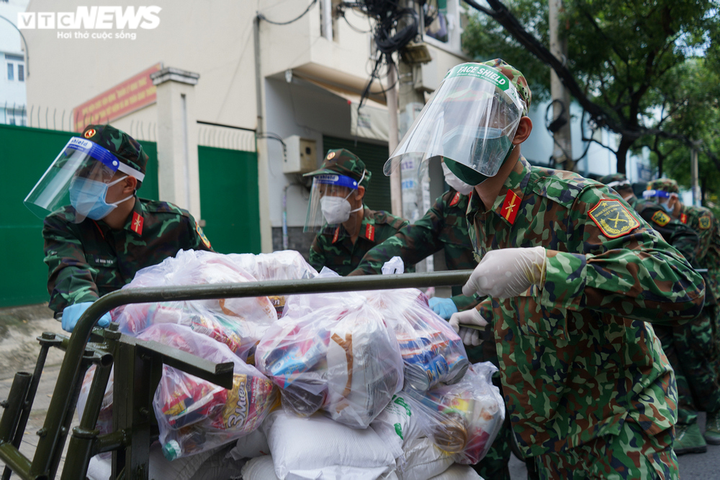 Ảnh: Bộ đội đẩy xe thồ đến từng con hẻm, phát quà cho người dân TP.HCM - 4