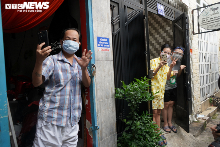 Ảnh: Bộ đội đẩy xe thồ đến từng con hẻm, phát quà cho người dân TP.HCM - 12