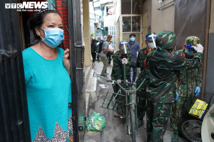 Ảnh: Bộ đội đẩy xe thồ đến từng con hẻm, phát quà cho người dân TP.HCM - 6