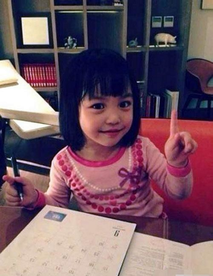 Vẻ ngoài cá tính của con gái Triệu Vy - 11