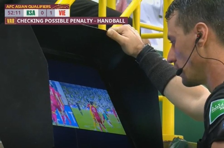 BLV Quang Huy: 'Trọng tài sai khi thổi 11m, phạt thẻ đỏ Duy Mạnh' - 1