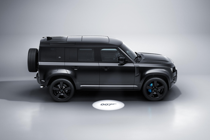 Land Rover Defender V8 Bond Edition ra mắt với cảm hứng từ phim điệp viên 007 - 4