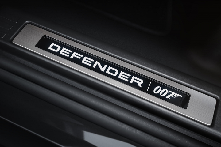Land Rover Defender V8 Bond Edition ra mắt với cảm hứng từ phim điệp viên 007 - 5