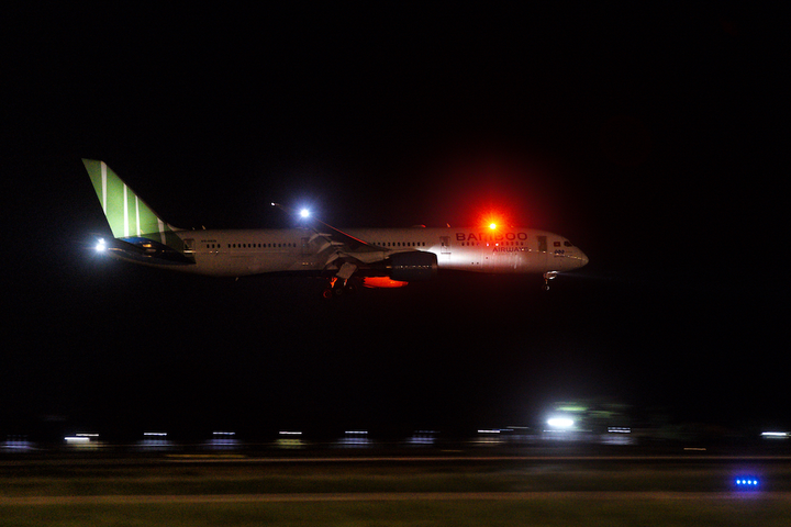 Cận cảnh chuyên cơ đưa đội tuyển Việt Nam về nước sau trận đấu Ả Rập Xê Út - 1