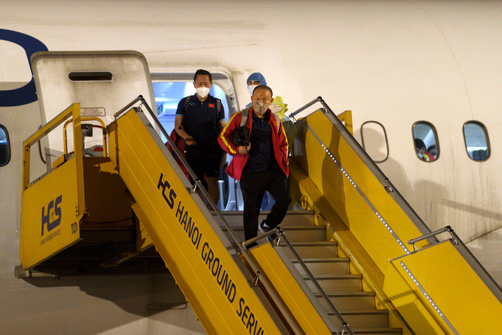 Cận cảnh chuyên cơ đưa đội tuyển Việt Nam về nước sau trận đấu Ả Rập Xê Út - 3