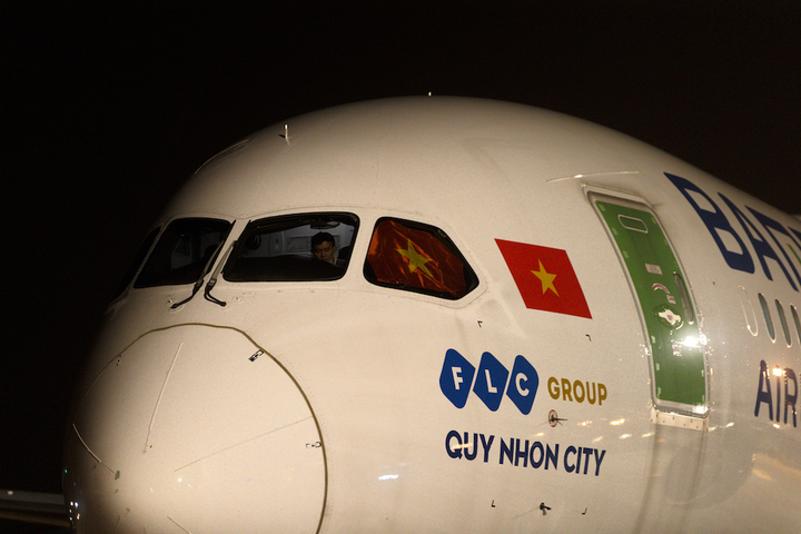 Cận cảnh chuyên cơ đưa đội tuyển Việt Nam về nước sau trận đấu Ả Rập Xê Út - 2