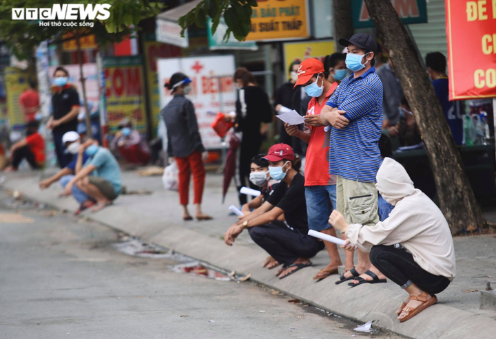 Bình Dương tạm ngưng cấp giấy thông hành mới cho người dân - 1