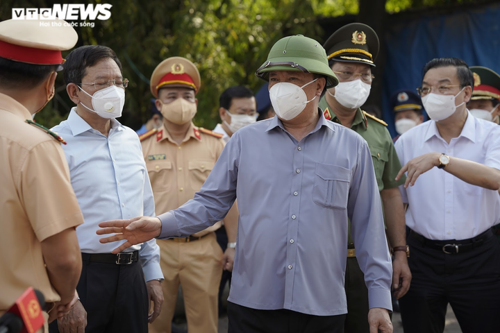 Ảnh: Bí thư, Chủ tịch Hà Nội thị sát chốt kiểm soát dịch 'vùng đỏ' - 2