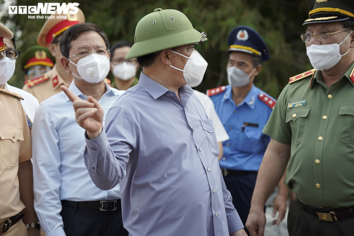 Ảnh: Bí thư, Chủ tịch Hà Nội thị sát chốt kiểm soát dịch 'vùng đỏ' - 4
