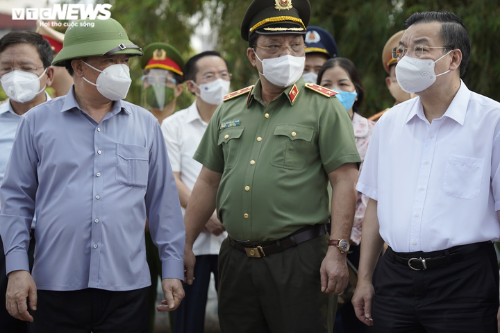 Ảnh: Bí thư, Chủ tịch Hà Nội thị sát chốt kiểm soát dịch 'vùng đỏ' - 1