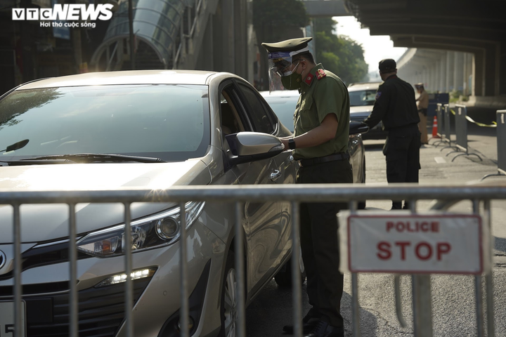 Ảnh: Bí thư, Chủ tịch Hà Nội thị sát chốt kiểm soát dịch 'vùng đỏ' - 6