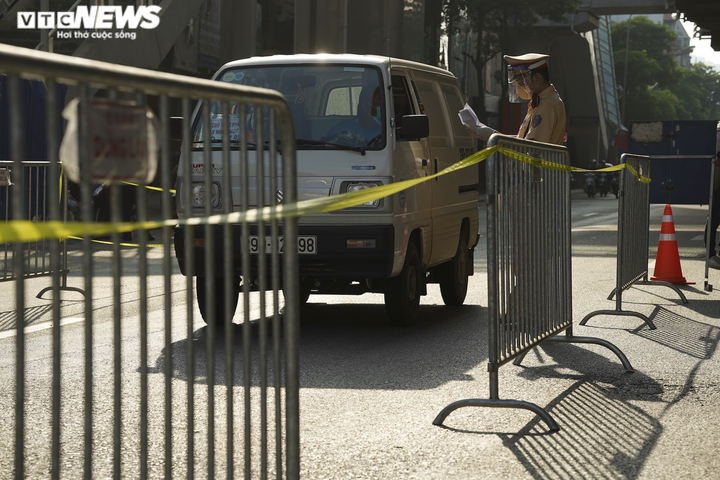 Ảnh: Bí thư, Chủ tịch Hà Nội thị sát chốt kiểm soát dịch 'vùng đỏ' - 5