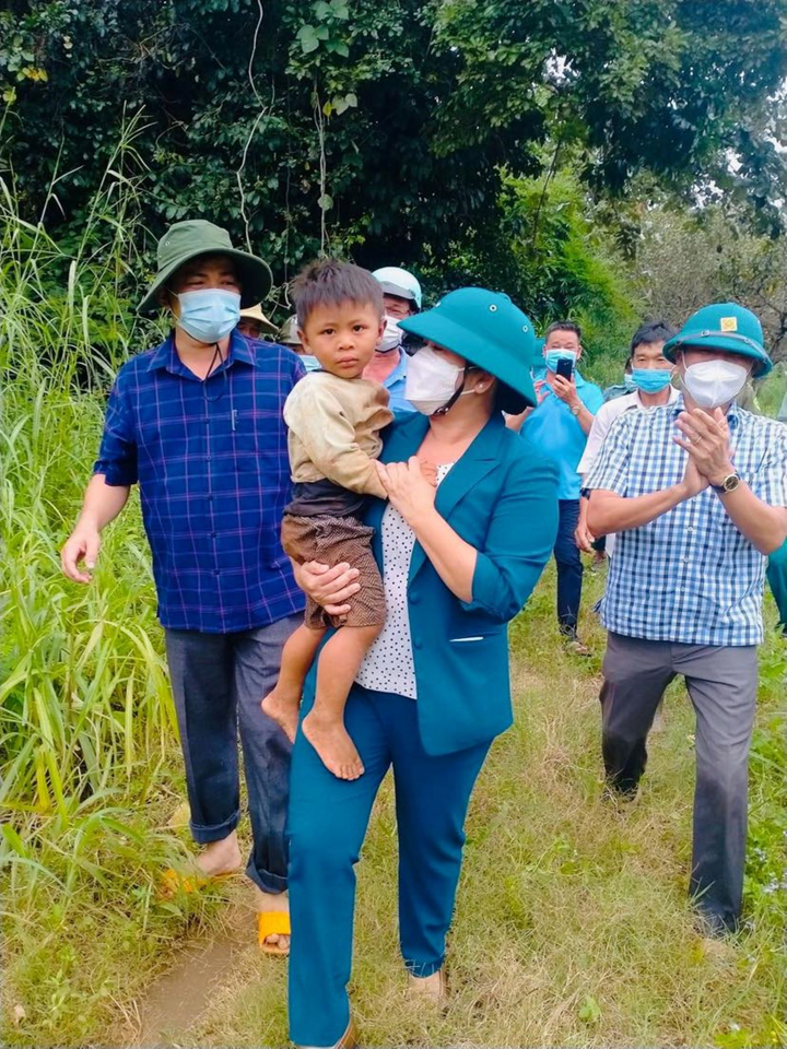 Bình Phước: Bé trai 3 tuổi nghi bị lũ cuốn trôi được tìm thấy an toàn - 1