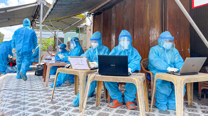 Tham gia chống dịch, cô giáo lớp 1 tranh thủ soạn bài cho năm học mới - 2