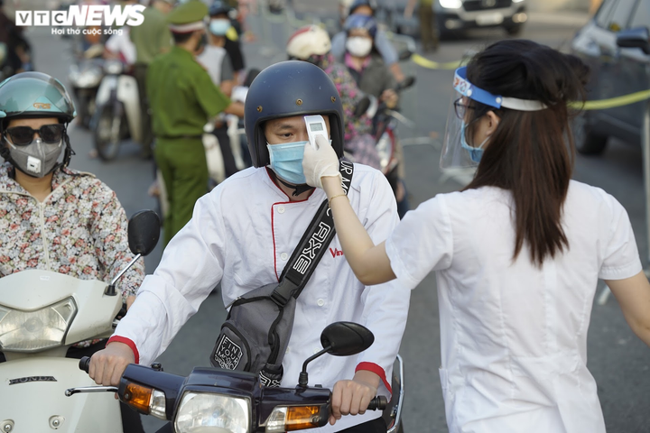 Ảnh: Bí thư, Chủ tịch Hà Nội thị sát chốt kiểm soát dịch 'vùng đỏ' - 10