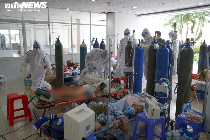 Biến hầm xe chung cư thành trung tâm hồi sức COVID-19 - 2