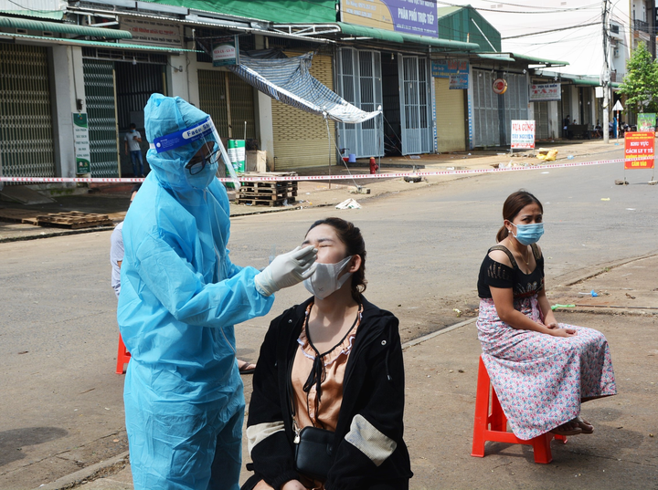 Buôn Ma Thuột 'bóc tách' 11 ca F0 không triệu chứng ra khỏi cộng đồng - 1