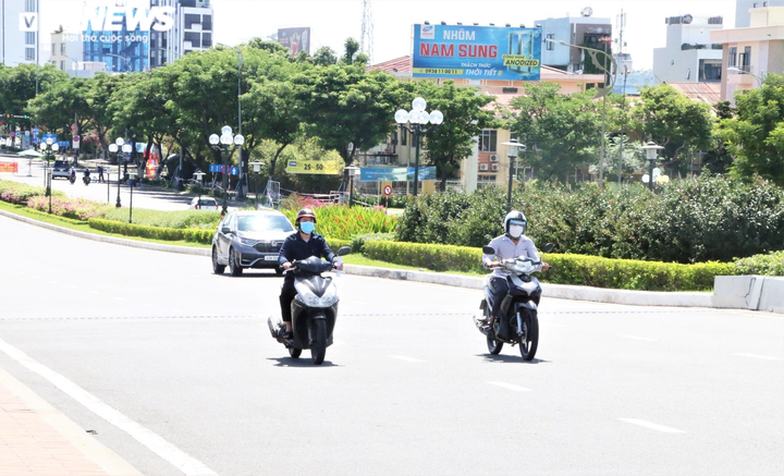 Ngày đầu Đà Nẵng nới phong tỏa: Gia hạn giấy đi đường, chợ và tạp hóa mở cửa - 5
