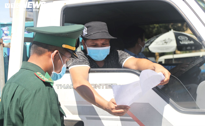 Ngày đầu Đà Nẵng nới phong tỏa: Gia hạn giấy đi đường, chợ và tạp hóa mở cửa - 4