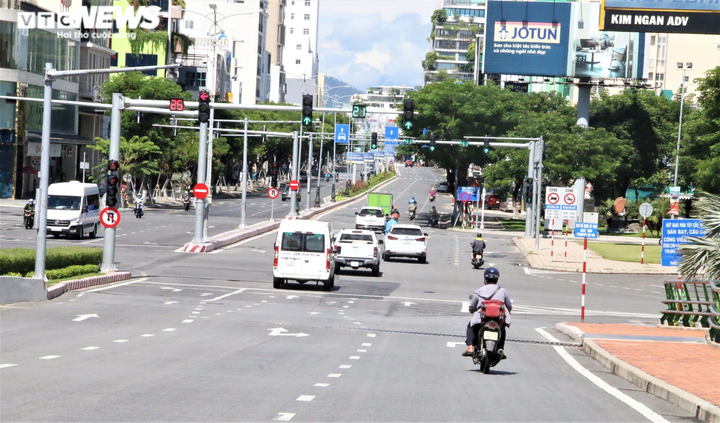 Ngày đầu Đà Nẵng nới phong tỏa: Gia hạn giấy đi đường, chợ và tạp hóa mở cửa - 1