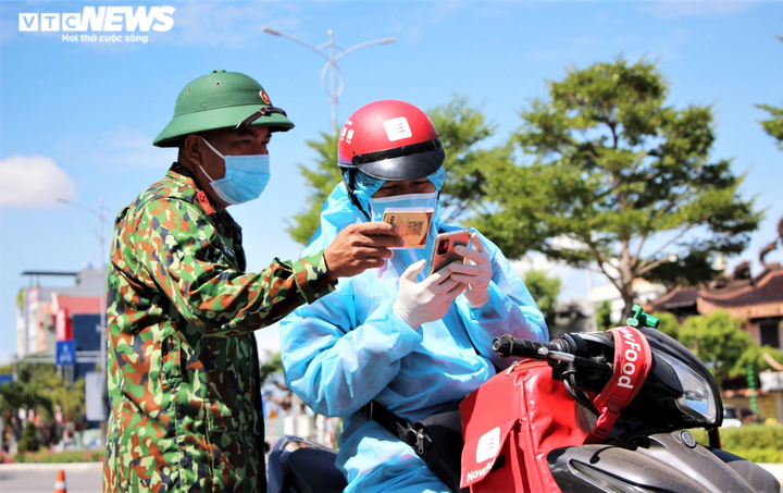Ngày đầu Đà Nẵng nới phong tỏa: Gia hạn giấy đi đường, chợ và tạp hóa mở cửa - 3