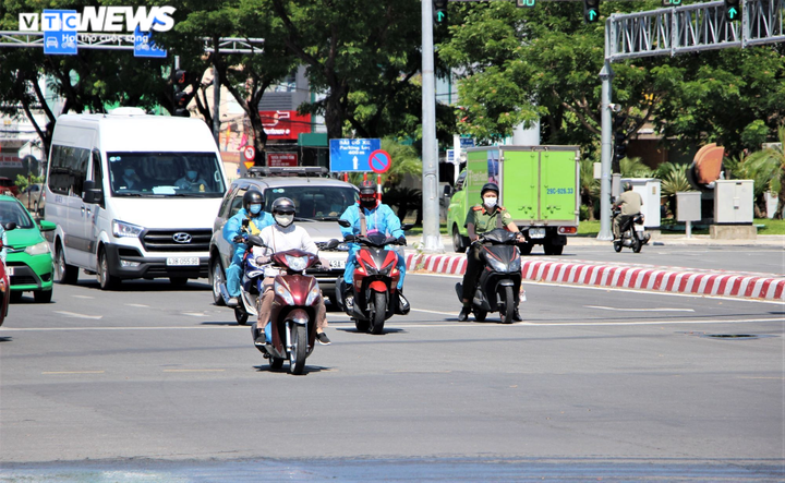 Ngày đầu Đà Nẵng nới phong tỏa: Gia hạn giấy đi đường, chợ và tạp hóa mở cửa - 2