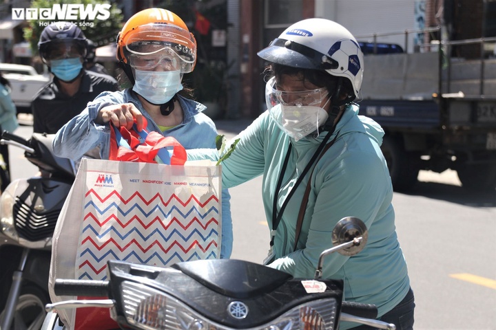 Ngày đầu Đà Nẵng nới phong tỏa: Gia hạn giấy đi đường, chợ và tạp hóa mở cửa - 8