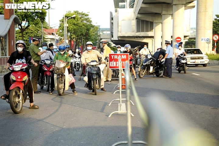 Ba nhóm người dân, doanh nghiệp ở Hà Nội phải làm lại giấy đi đường - 1