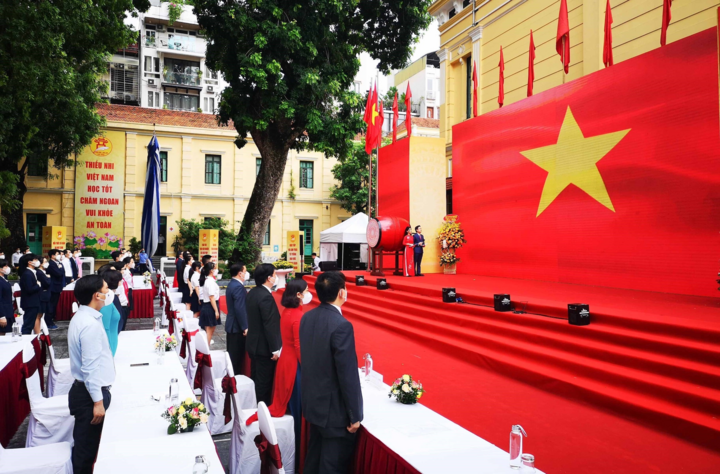 Học sinh Hà Nội đón năm học mới qua tivi - 3