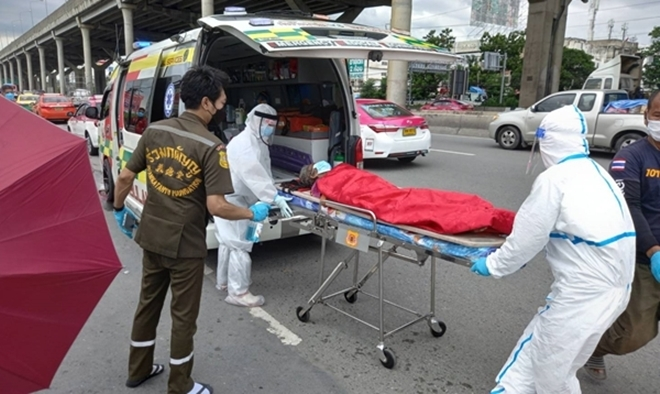 Già cả đau yếu, cụ bà bị con ném xuống mương nước - 2